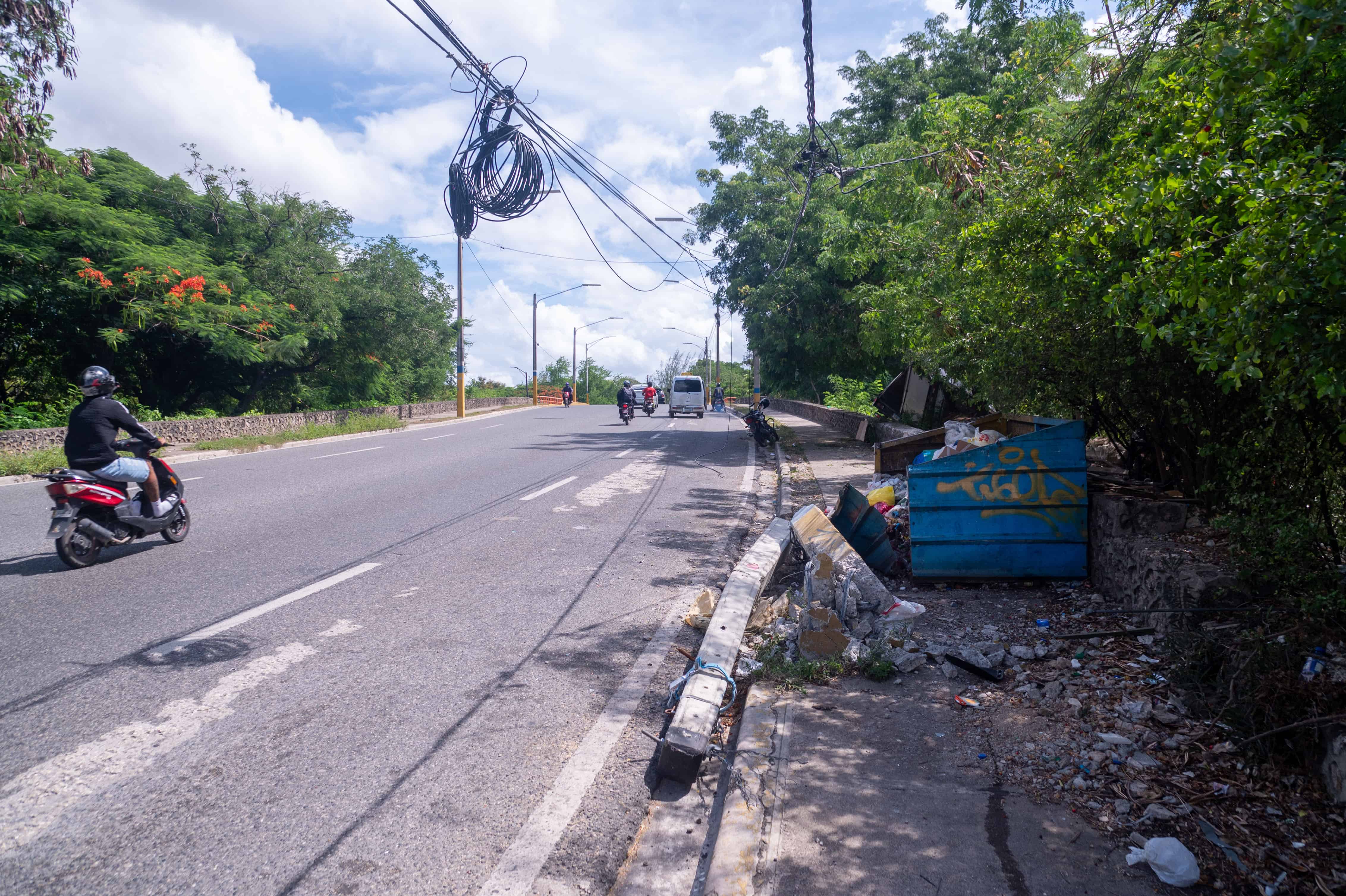 Poste derribado por el camión.