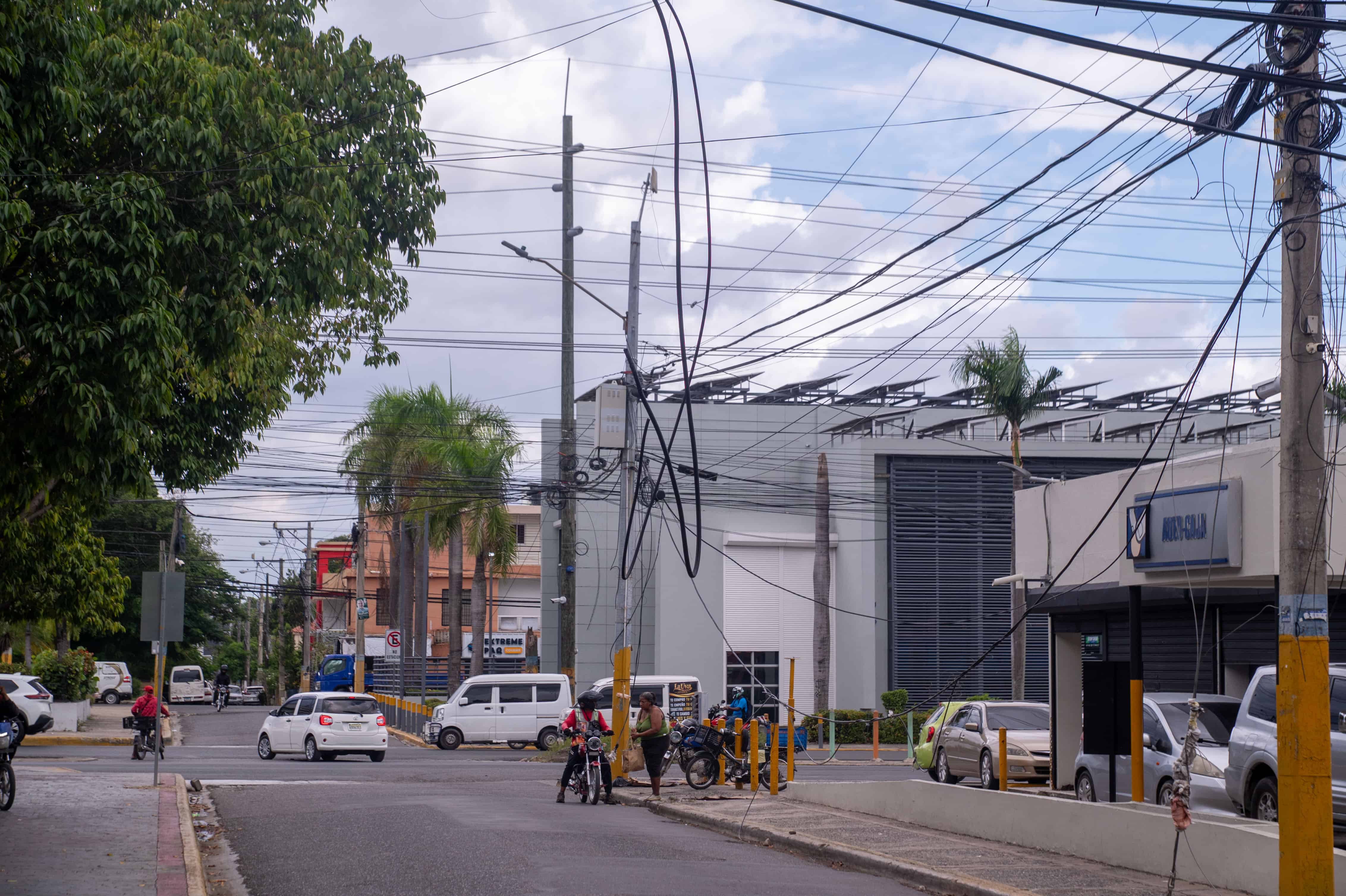 Cable impactado por un vehículo en la calle Tercera esquina Ramón Javier Batista, Villa Carmen, Santo Domingo Este.