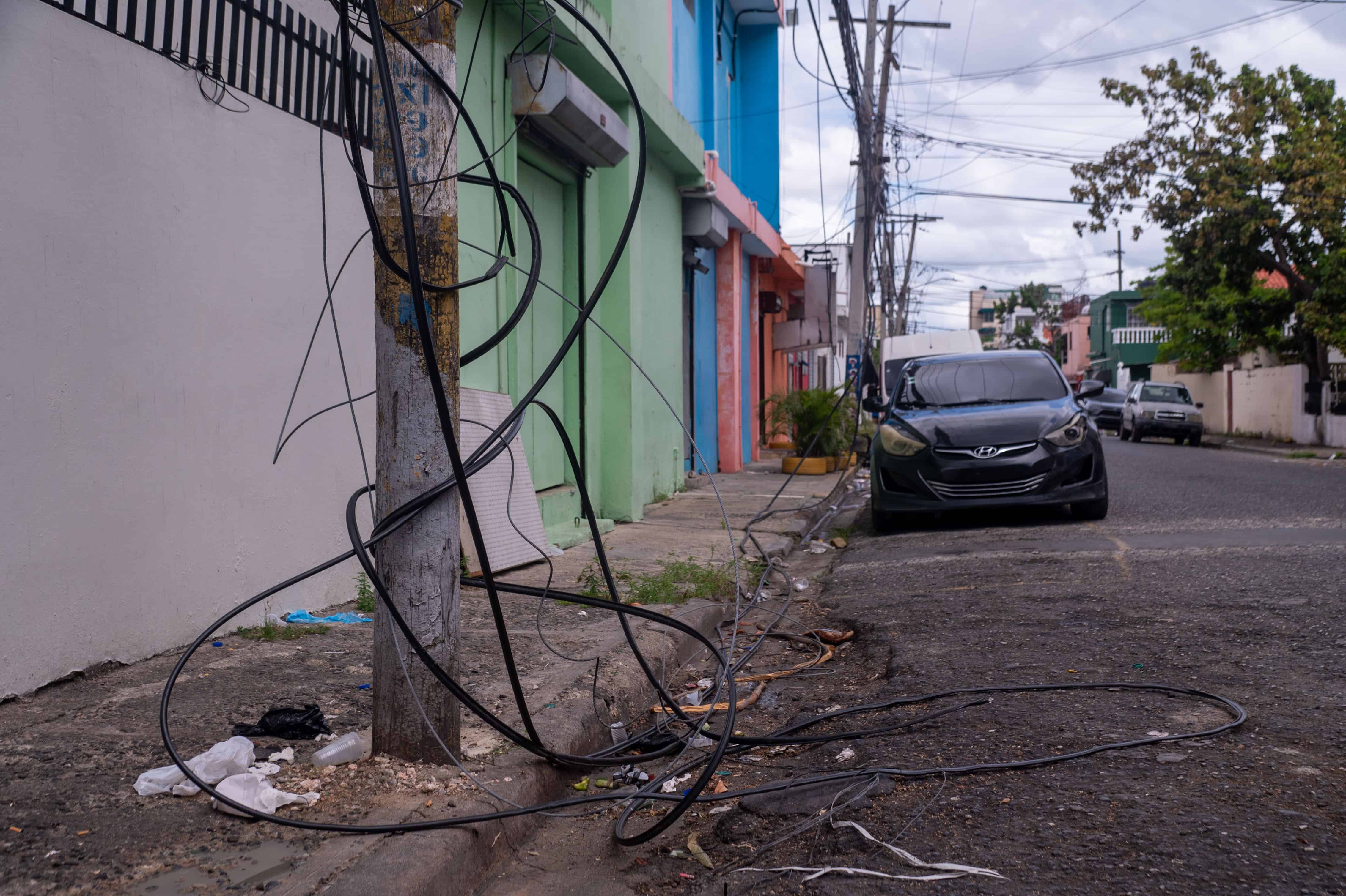 Algunos cables obstruyen el paso de peatones.