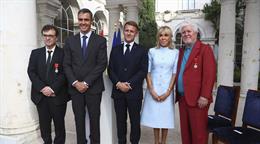 Pedro Almodóvar y Javier Cercas reciben la Legión de Honor de Francia