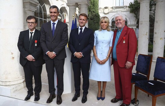 Pedro Almodóvar y Javier Cercas reciben la Legión de Honor de Francia