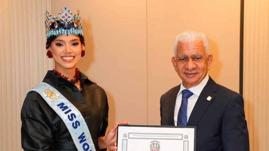Joheirry Mola recibe reconocimiento del Senado tras coronarse Miss Mundo 2026