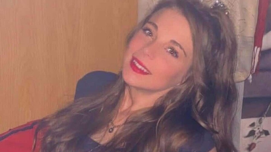 Madre es acusada de apuñalar unas 50 veces a sus hijos; uno podría perder un brazo