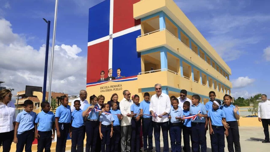 El Gobierno inaugura escuela de 21 aulas para 750 estudiantes en Cancino Adentro, SDE