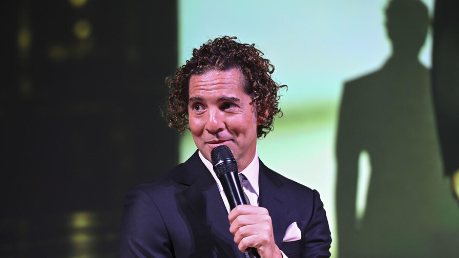 David Bisbal lanza nuevo disco Eternos como homenaje al pop romántico