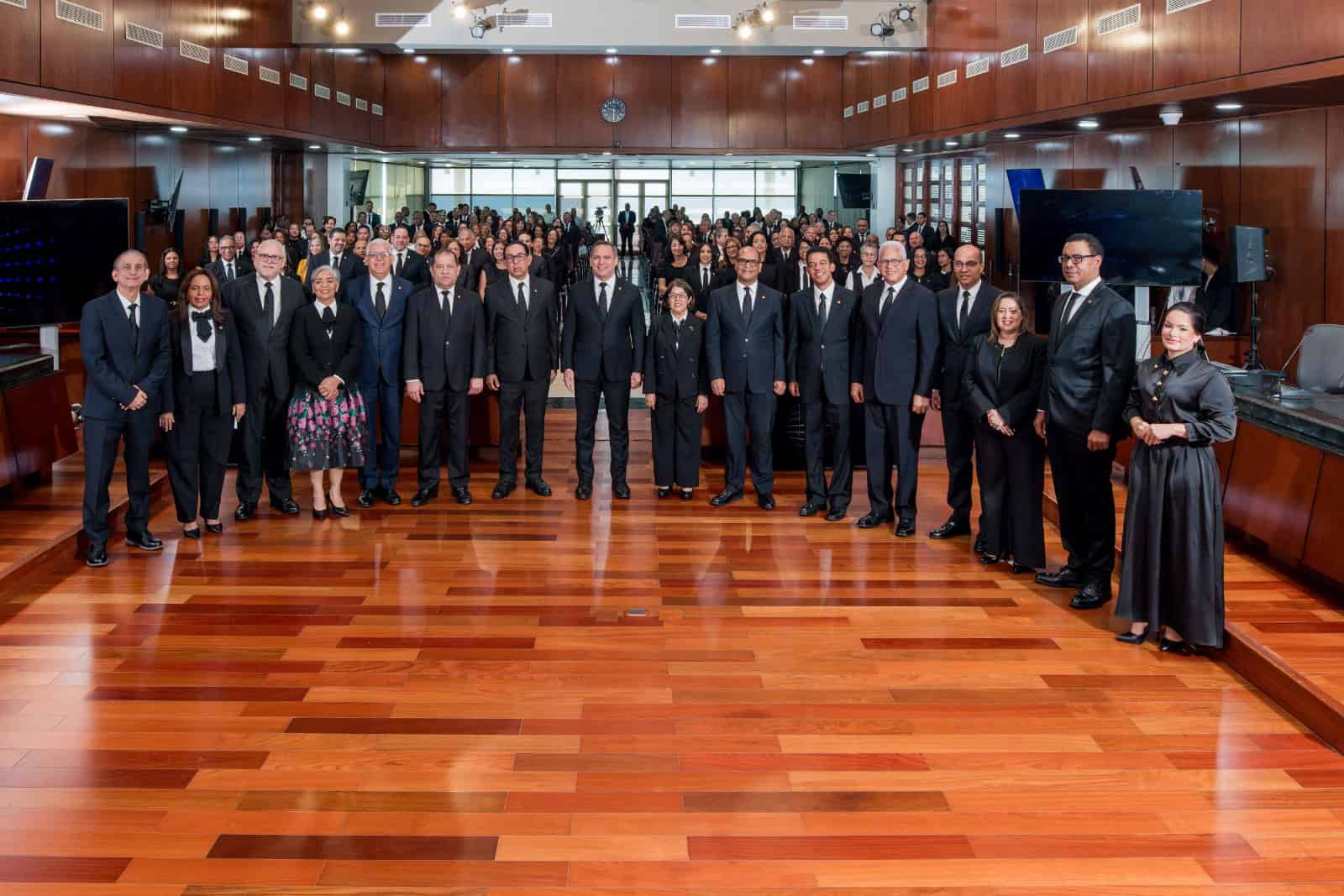 El Pleno de la SCJ y los jueces juramentados posan para una imagen este jueves 01 de octubre del 2026.