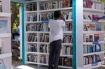 Niños y universitarios buscan libros en el último fin de semana de la Feria del Libro