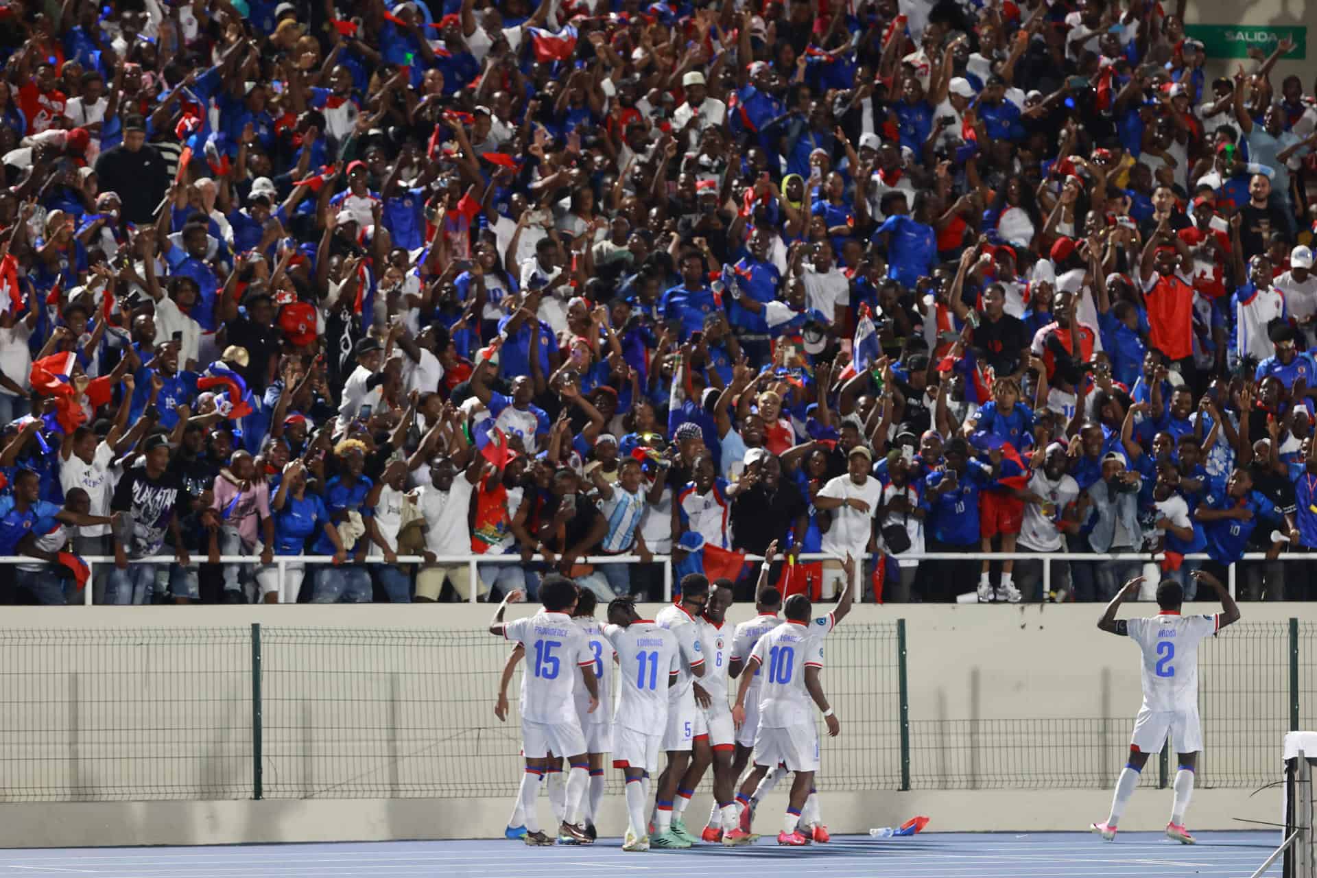 La selección de Haití celebra la victoria con los fanáticos que presenciaron el partido.&nbsp;