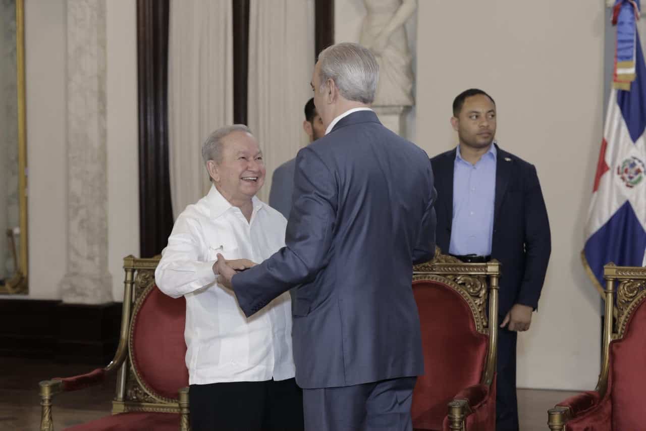 El presidente Luis Abinader saluda a Ellis Pérez durante la ceremonia en la que el veterano comunicador recibió el Premio Adulto Mayor del Año 2026.