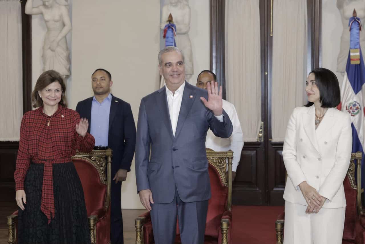 La vicepresidenta Raquel Peña, el presidente Luis Abinader y la primera dama Raquel Arbaje participan en la ceremonia de los premios Adulto Mayor del Año 2026.