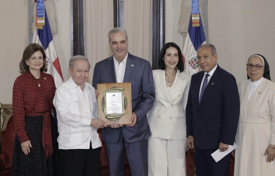 Ellis Pérez y hogar de ancianos de Higüey reciben premios del Adulto Mayor
