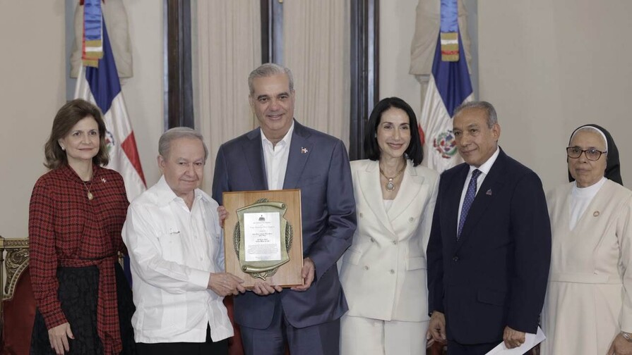Ellis Pérez y hogar de ancianos de Higüey reciben premios del Adulto Mayor