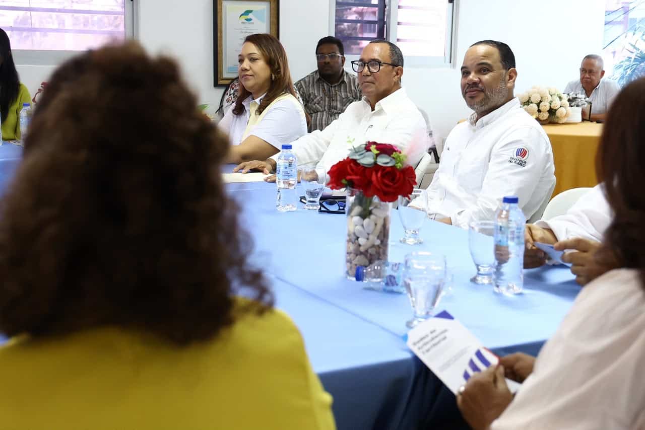 Conversatorio del defensor del Pueblo, Pablo Ulloa, con representantes de La Romana.&nbsp;