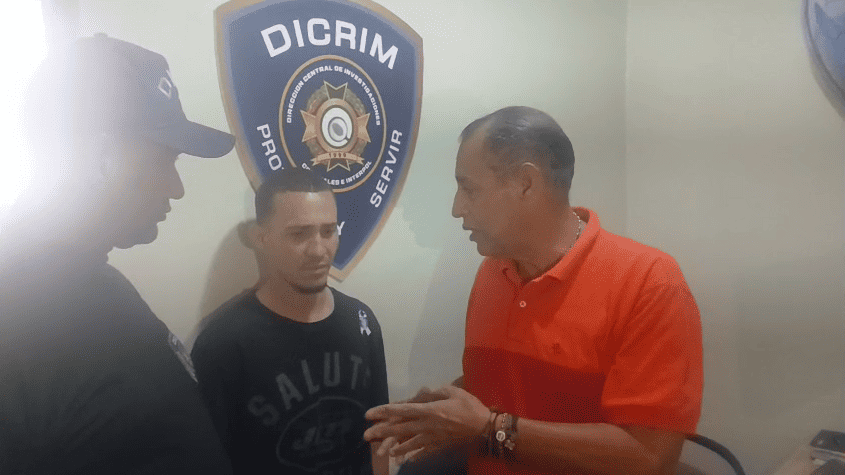 Joven se entrega en Moca tras ser señalado por supuesto intento de atraco a banca de lotería
