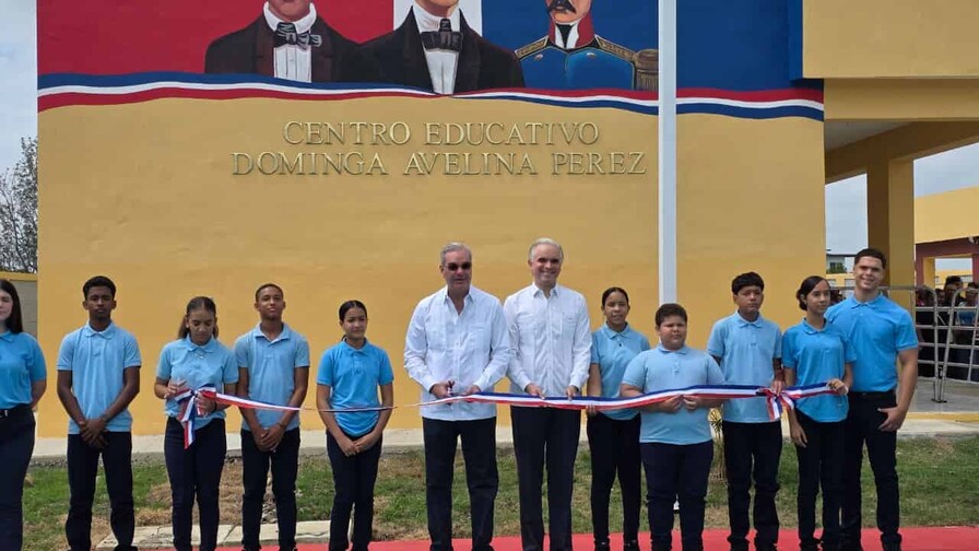 El Gobierno inaugura dos planteles escolares en Jánico