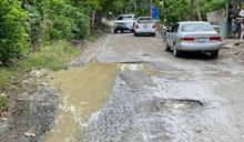 Comunitarios en Jimayaco reparan por su cuenta carretera y denuncian abandono de obra