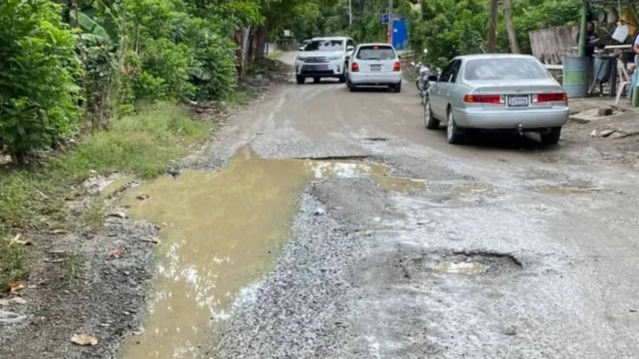 Comunitarios en Jimayaco reparan por su cuenta carretera y denuncian abandono de obra