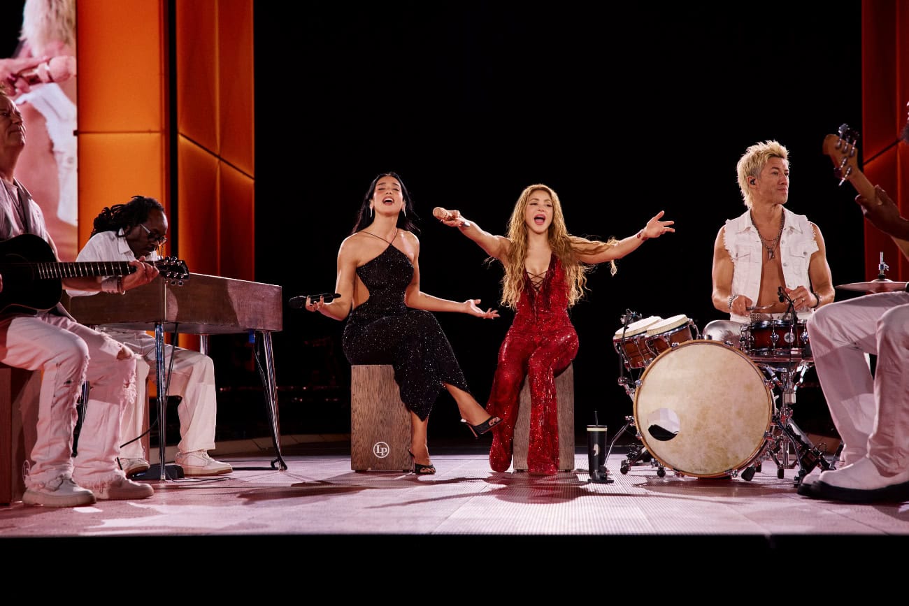 Dua Lipa y Shakira junto a los músicos de la banda durante su presentación en la residencia de conciertos de la artista colombiana en Madrid.