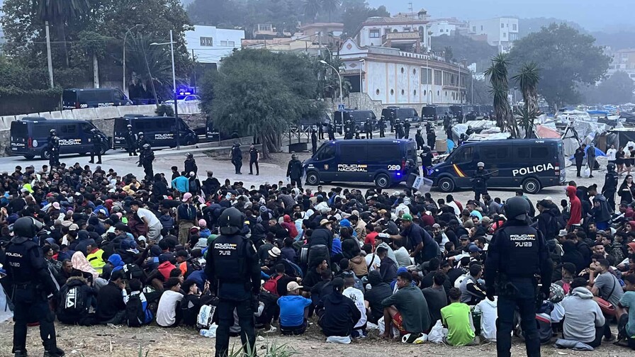 Desalojan migrantes de gran asentamiento en Ceuta antes de visita de los reyes de España