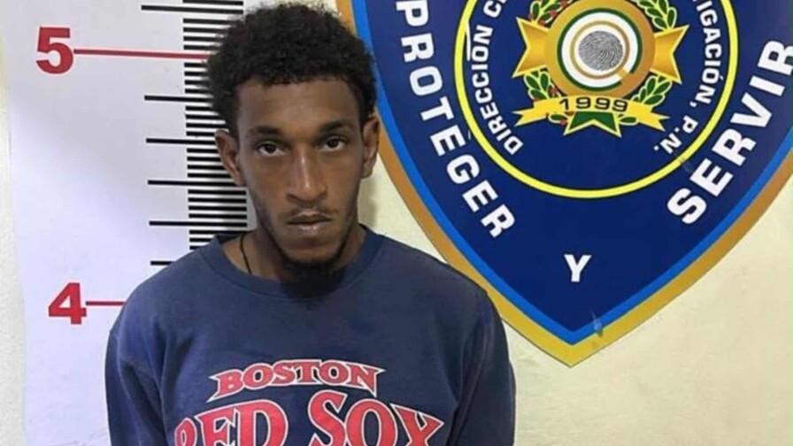 Hombre buscado por robo agravado se entrega a la Policía en La Vega