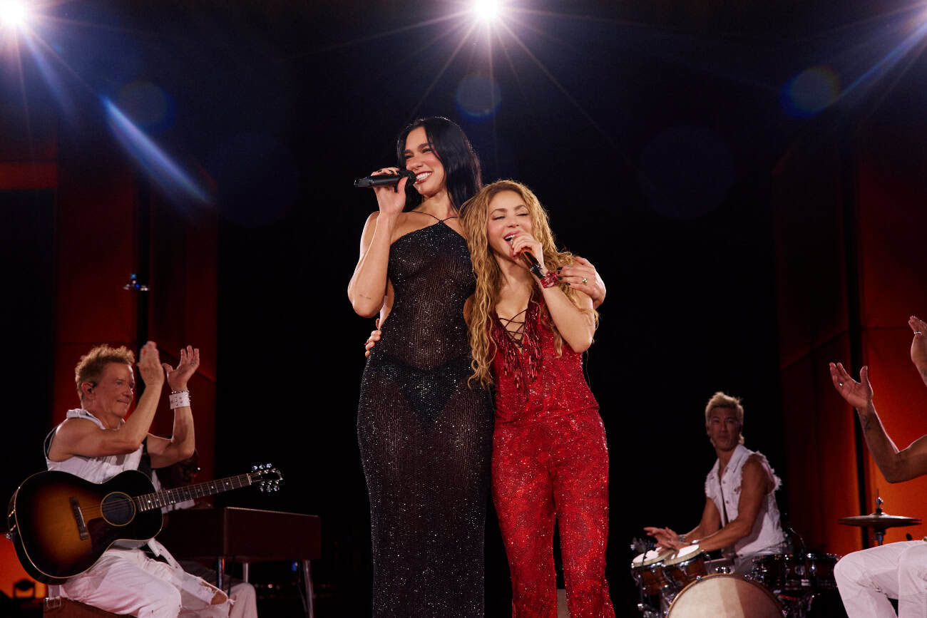 Dua Lipa y Shakira durante su presentación en escena.