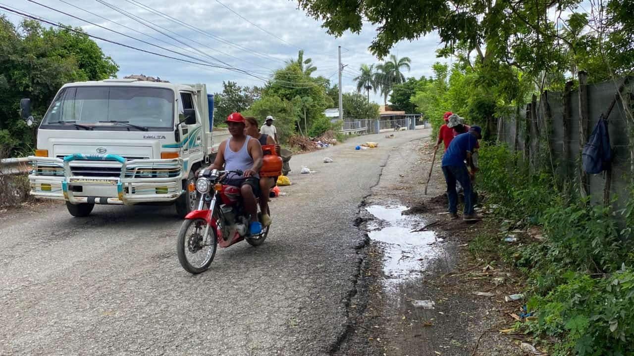 Personas transitan por la carretera de Jimayaco, cuyo mal estado dificulta el desplazamiento por la zona.