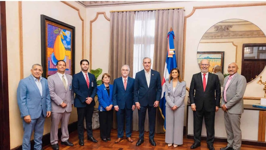 Abinader recibe a directivos de Adora por centenario de la radio en RD Abinader recibe a directivos de Adora por centenario de la radio en RD