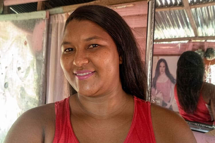 No se publicó su edad. Era madre de tres niñas y un niño. La mató a machetazos su expareja y padre de sus hijos. El feminicida se ensañó brutalmente con la mujer, a la que cercenó varias partes del cuerpo. Ella había solicitado y conseguido una orden de alejamiento que, como en el caso de otras víctimas, no le sirvió para nada. En una ocasión anterior había intentado matarla y nunca dejó de amenazarla. El feminicida la sorprendió en su casa cuando ella regresó de una consulta médica. Ocurrió el <strong>25 de septiembre </strong>en la comunidad Trinidad, Bayaguana, provincia Monte Plata.