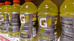 Retiran 122,000 cajas de bebidas energéticas en Estados Unidos por mal etiquetado