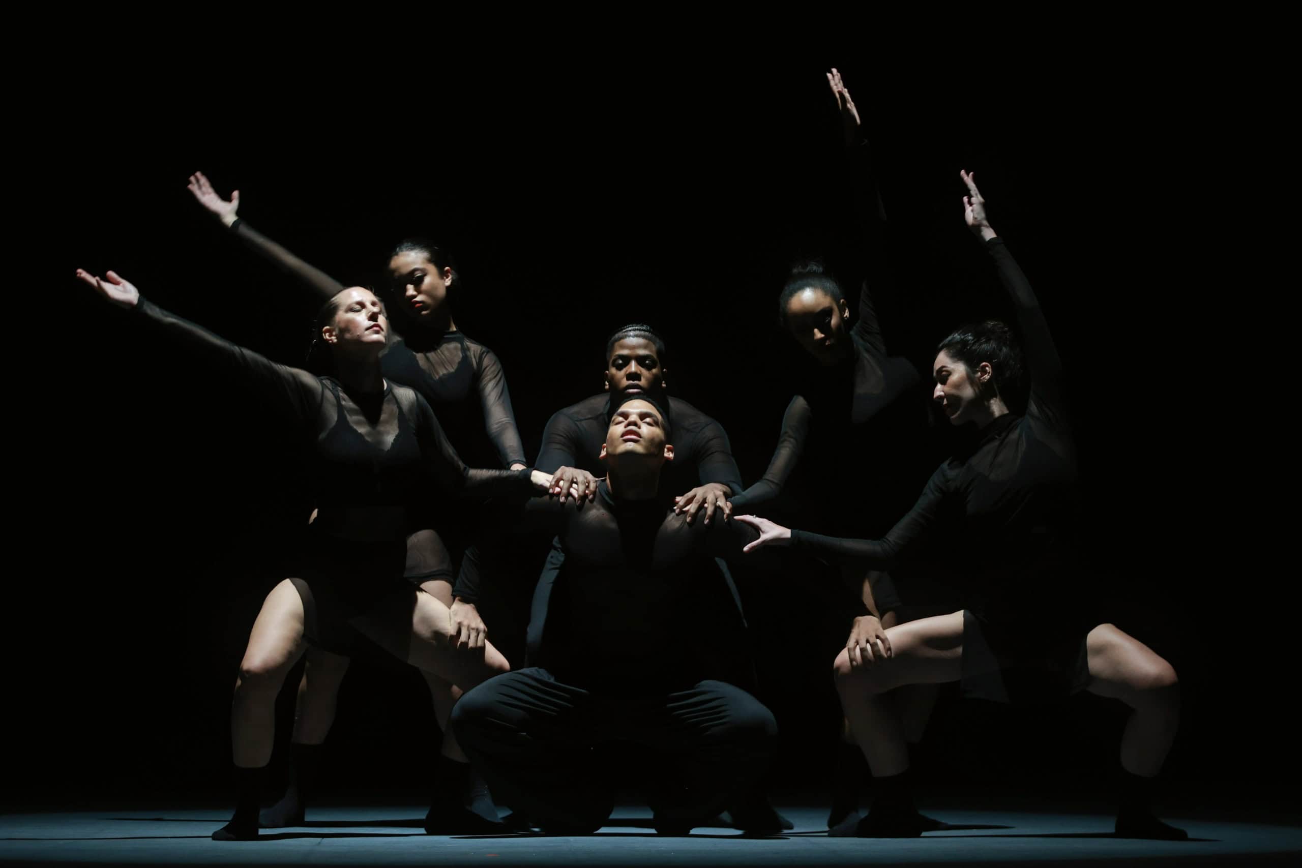 Jóvenes bailarines durante una de las presentaciones de Danza Joven, que puso el cierre al Festival Internacional de Danza Contemporánea Edanco en la Sala Manuel Rueda.