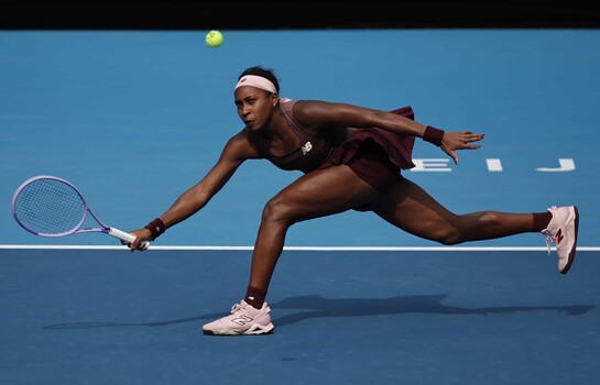 VIDEO | Coco Gauff clasifica a octavos en Pekín en medio de una controversia por ataques racistas