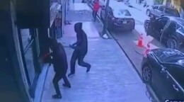 Dos delincuentes tratan de asaltar una joyería en Villa Juana y le entran a tiros desde el negocio