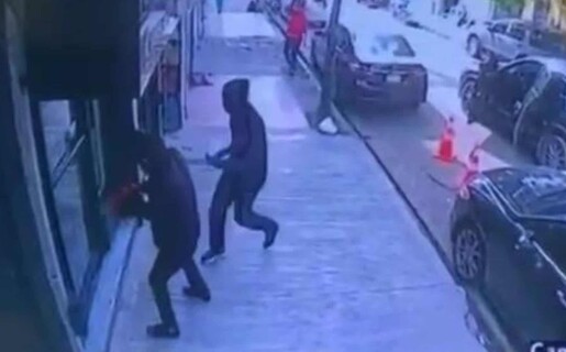 Dos delincuentes tratan de asaltar una joyería en Villa Juana y le entran a tiros desde el negocio