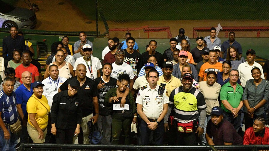 Bomberos capacitan seguridad del Escogido para manejo de emergencias