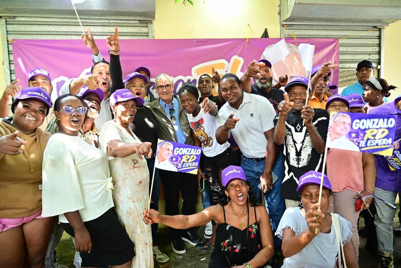 El aspirante presidencial peledeísta Gonzalo Castillo junto a simpatizantes en su visita a Monte Plata.&nbsp;