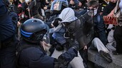 Comienzan las primeras cargas policiales en las marchas de estudiantes en París