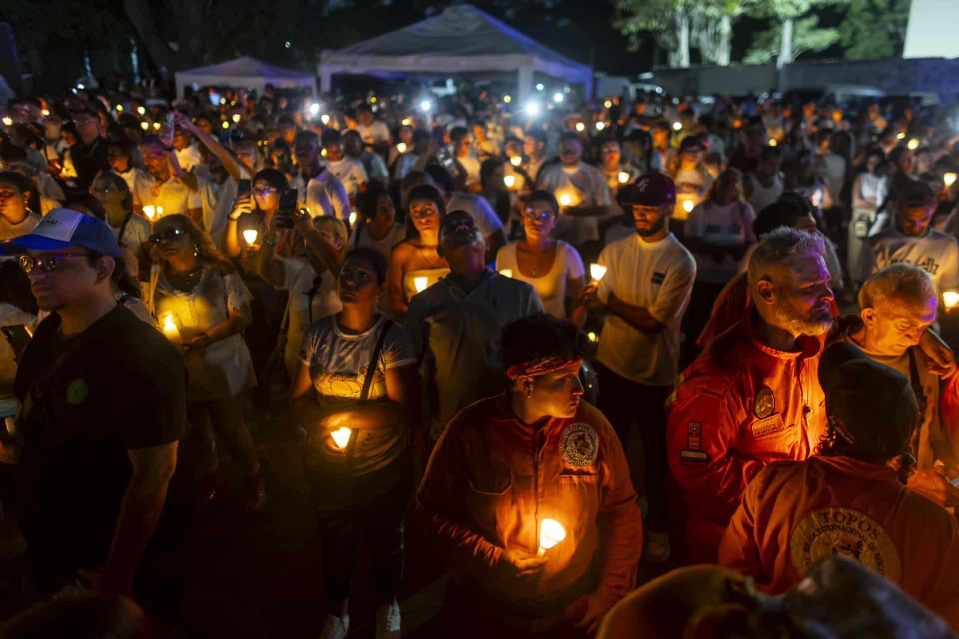 Personas participan en un homenaje por los 100 días de los terremotos que dejaron mas de 6500 muertos, este viernes en La Guaira (Venezuela). 