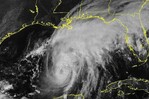 El huracán Isaías genera fuertes lluvias y viento mientras se acerca a EE. UU.