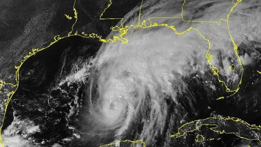 El huracán Isaías genera fuertes lluvias y viento mientras se acerca a EE. UU. El huracán Isaías genera fuertes lluvias y viento mientras se acerca a EE. UU.