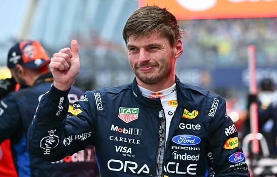 Tormenta perfecta para Verstappen en Singapur con victoria en esprint y pole