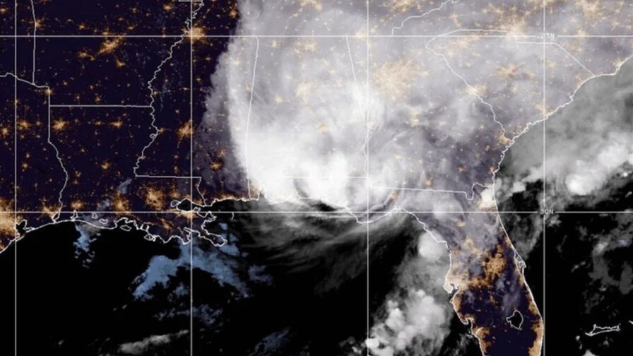 El huracán Isaías, de categoría 2, toca tierra en Florida