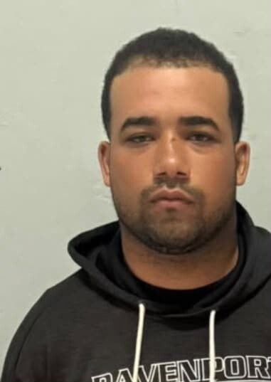 Se entrega hombre buscado por presunta vinculación a intento de asalto a joyería en Villa Juana