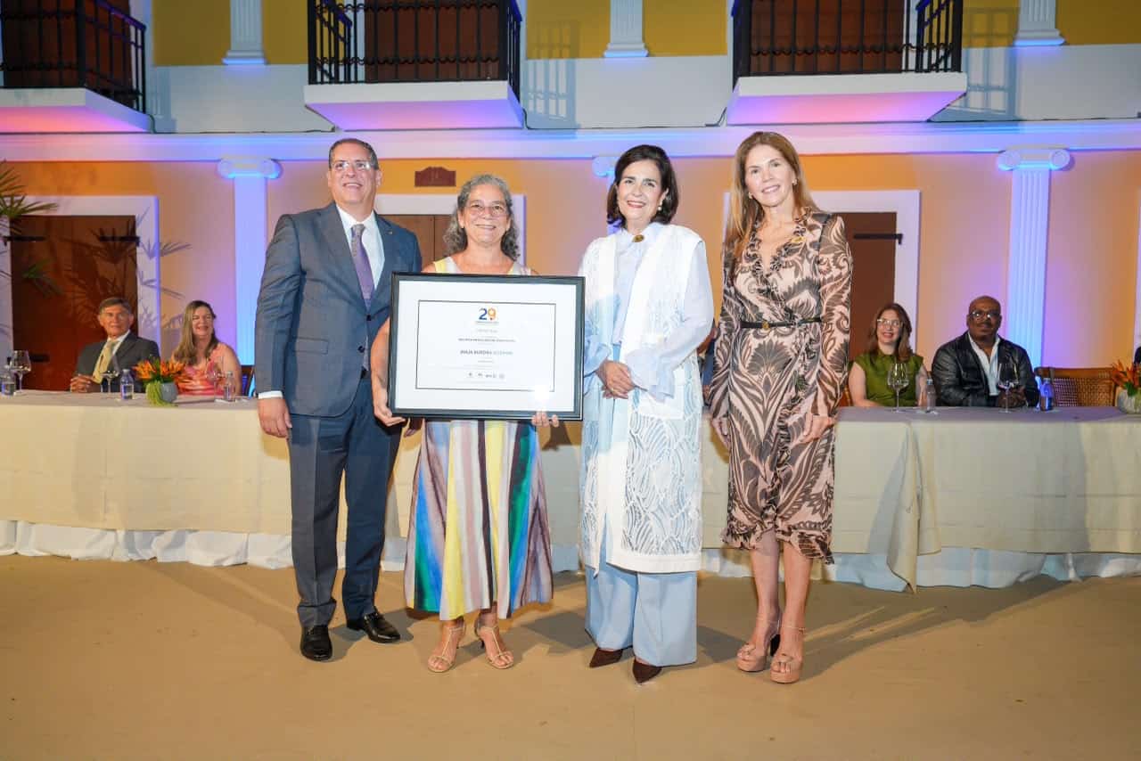 Madre de Julia Aurora Guzmán, recibe premio de su hija, quien obtuvo la Residencia BHD en Walter & Nicole Leblanc Foundation Bruselas.
