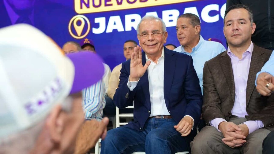 Danilo Medina juramenta a 2,113 nuevos miembros del PLD en La Vega Danilo Medina juramenta a 2,113 nuevos miembros del PLD en La Vega