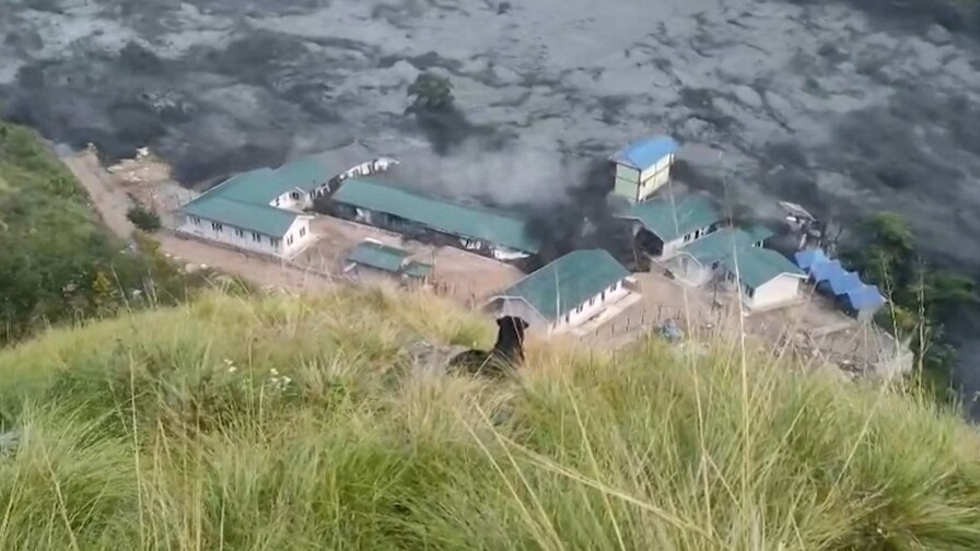 Inundación en Nepal arrastra decenas de casas y deja cinco desaparecidos