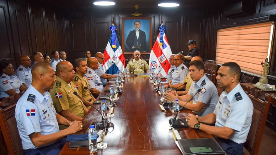 Ministro de Defensa revisa planes de seguridad con altos mandos militares Ministro de Defensa revisa planes de seguridad con altos mandos militares