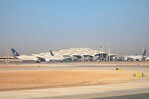 Un proyectil impacta contra la Terminal 4 del aeropuerto internacional Rey Khalid de Riad Un proyectil impacta contra la Terminal 4 del aeropuerto internacional Rey Khalid de Riad