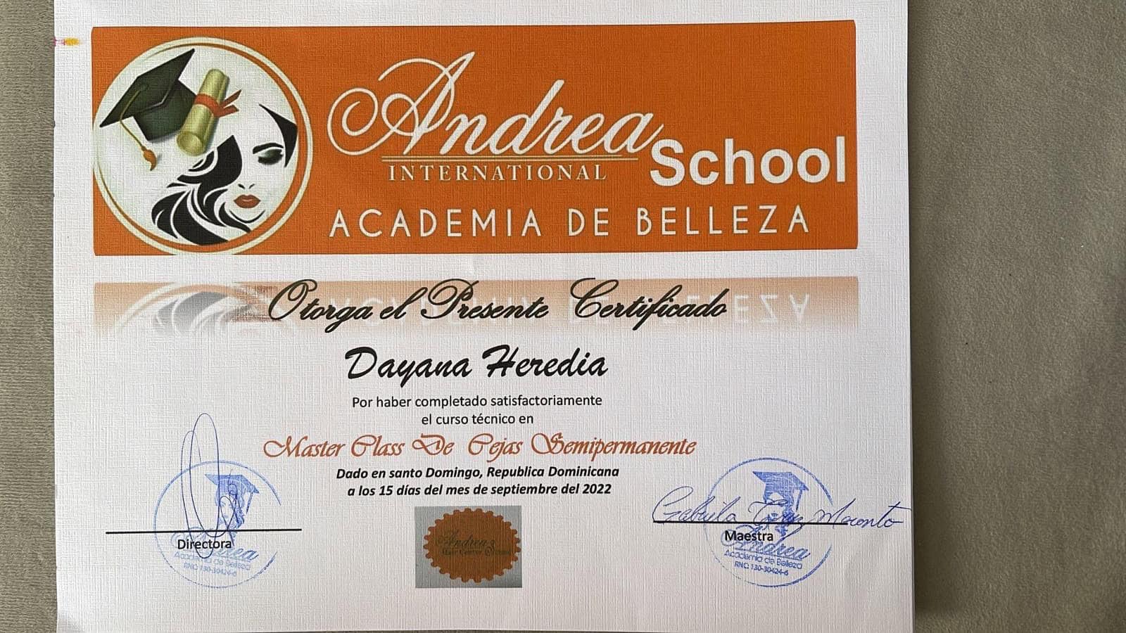 Parte de las certificaciones obtenidas por Dayana Heredia.