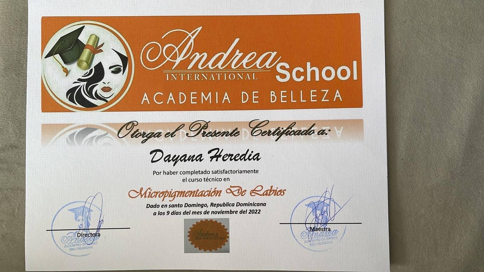 Parte de las certificaciones obtenidas por Dayana Heredia.