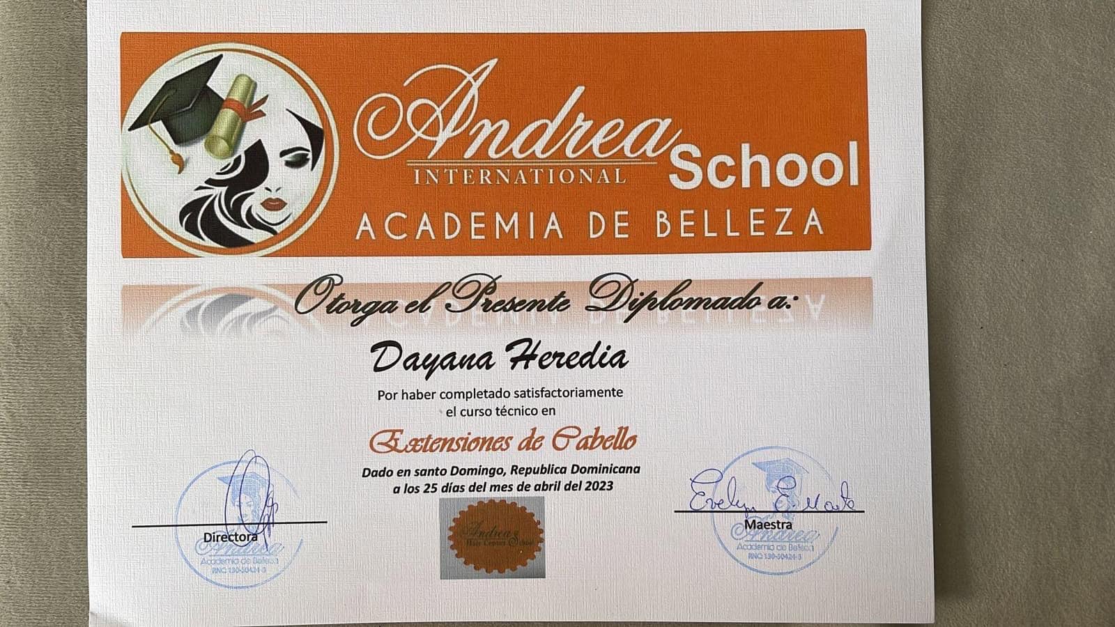 Parte de las certificaciones obtenidas por Dayana Heredia.